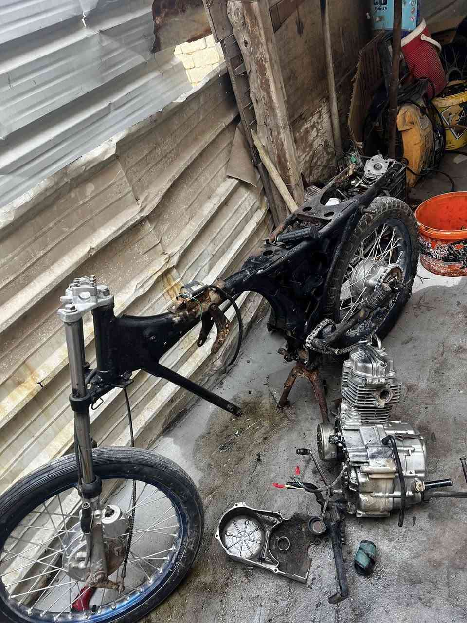 سلام عليكم دراجه كامله شاصي ومكينه ودبلات وره وكدام ويلاات رايدها ب ١٧٥ قفل. من الخير مكاني بصره الجزائر تواصل ***********3 ملاحضه أبيع على هاي لحطه
