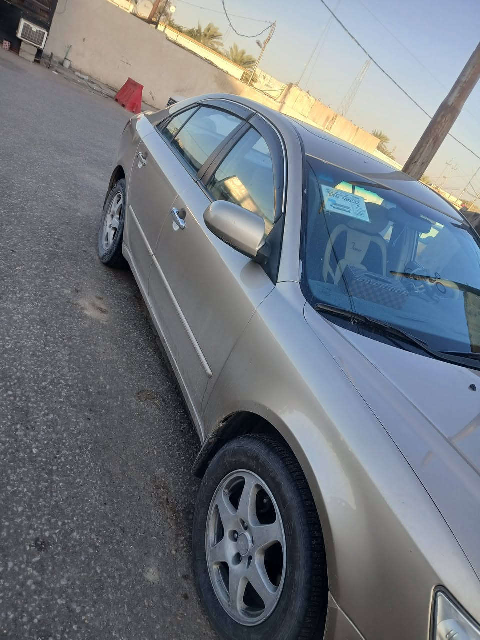 سلام عليكم سياره سوناتا خليجي موديل 2006.  مكينه 200
الون ذهبي رقم نجف مميز بسمي مصبوغه عام للجماليه سياره مكفوله من الضربه جديده معنا الكلمه تخم تاير جديد باتري جديد حداديه جديده محرك 200 كير مكفول غرفه جديده سياره جديده سعر /105وبيه مجال اتصال ***********كربلاء المقدسة
