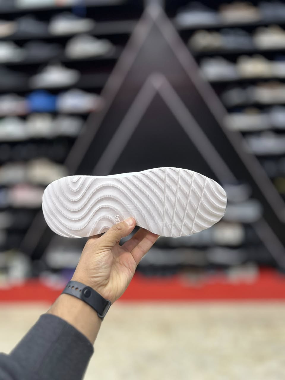 Bobs Squad Chaos من سكيتشرز. هذا الحذاء يتميز بالراحة الفائقة والأناقة وهو متوفر بلون أوف وايت 
اصلي وكاله غير مستخدم 
متوفر بقياس 37.5–39
العنوآن نجف ملحق الروان 
توصيل 🚚 محافظات 6 داخل النجف3 
***********واتساب
