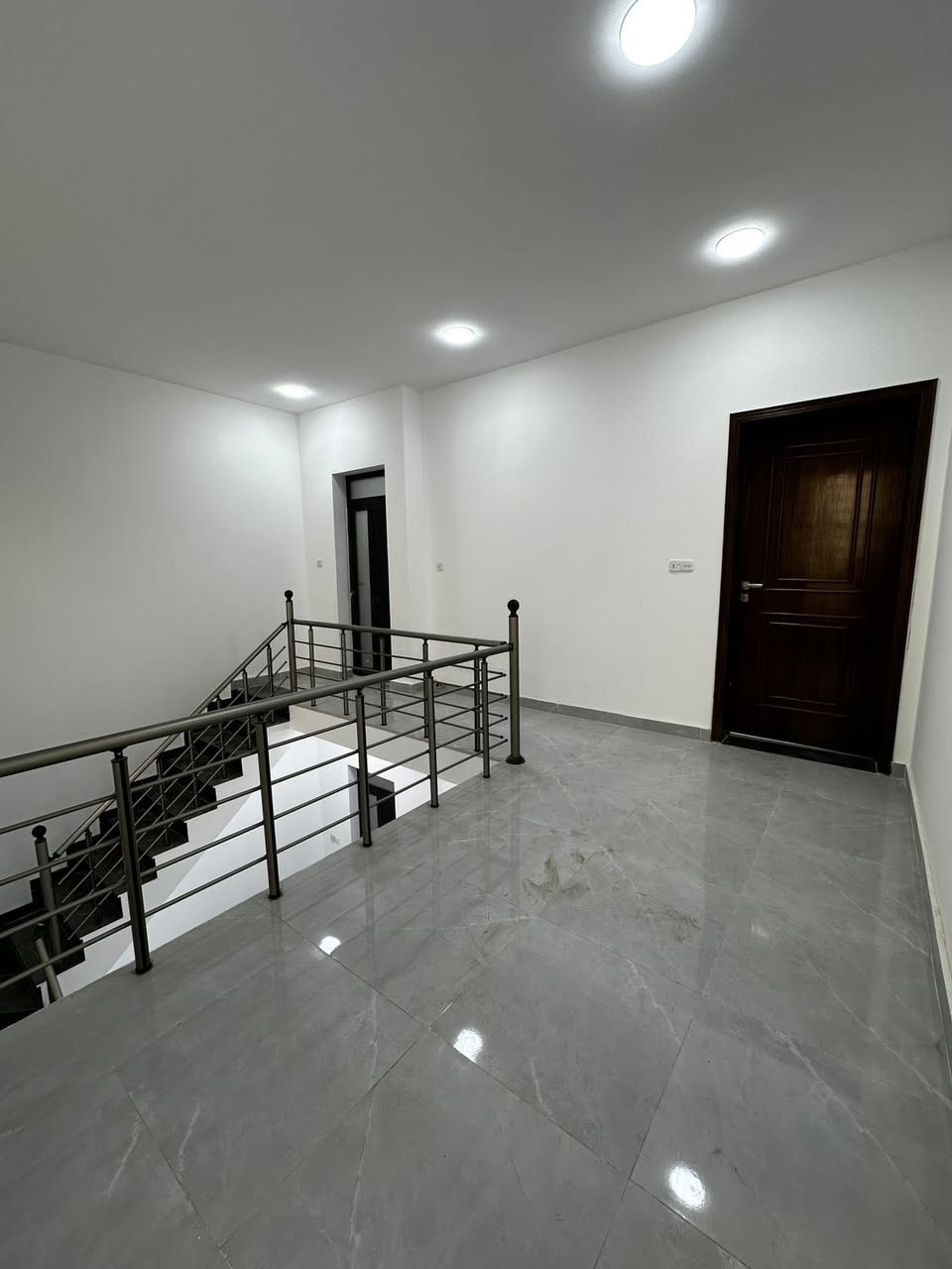 بيت للبيع مجمع الحليم مساحه100متر طابقين شغل درجه اولى  بناء حديث. تسليم مباشر
السعر 155 مليون
***********
