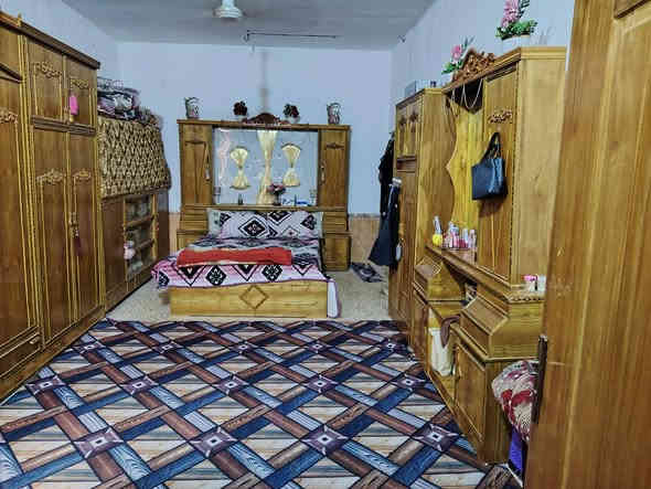 سلام عليكم بيت للبيع ديوانيه حي الزهراء شارع 20 قريب المشتل مساحه البيت 268 طابق واحد تلاثه غرف نوم مطبخ صاله براني 4في 10 زائد حمامات داخل وخارج كراج سيارات للمعلومات اكثر اتصل وتدلل ***********
