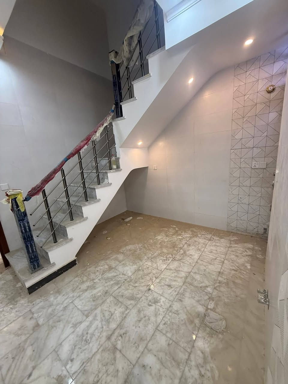 على بركة الله
📌 الثقة عنوان

يسر مكتب ازاد للوساطة العقارية
ان يعلن عن توفر

 دار سكني ركن  حديث 🏘️

بناء 2025
..... للبيع  .....

المساحة 50 متر
واجهة 4 متر
النزال 12.5 متر

الطابق الارضي

صالة + مطبخ + منور + خدمات + غرفة نوم 

الطابق الاول
 غرفتين  + خدمات

البنوك
📍شارع طرشي المصطفى
للاستفسار
اتصال + واتس اب
***********
***********

او مراجعة المكتب
ازاد للعقار
شارع اسواق النداوي
مجاور محطة تنقية الماء ( H2O )
