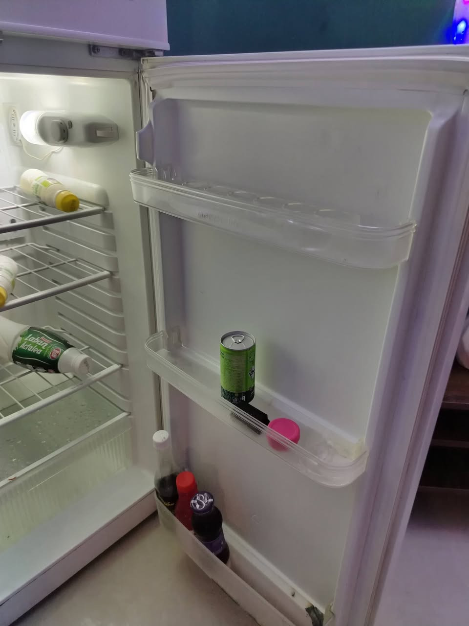 ثلاجه ١٢ قدم سعره ٢٠٠الف رقم الهاتف ***********
