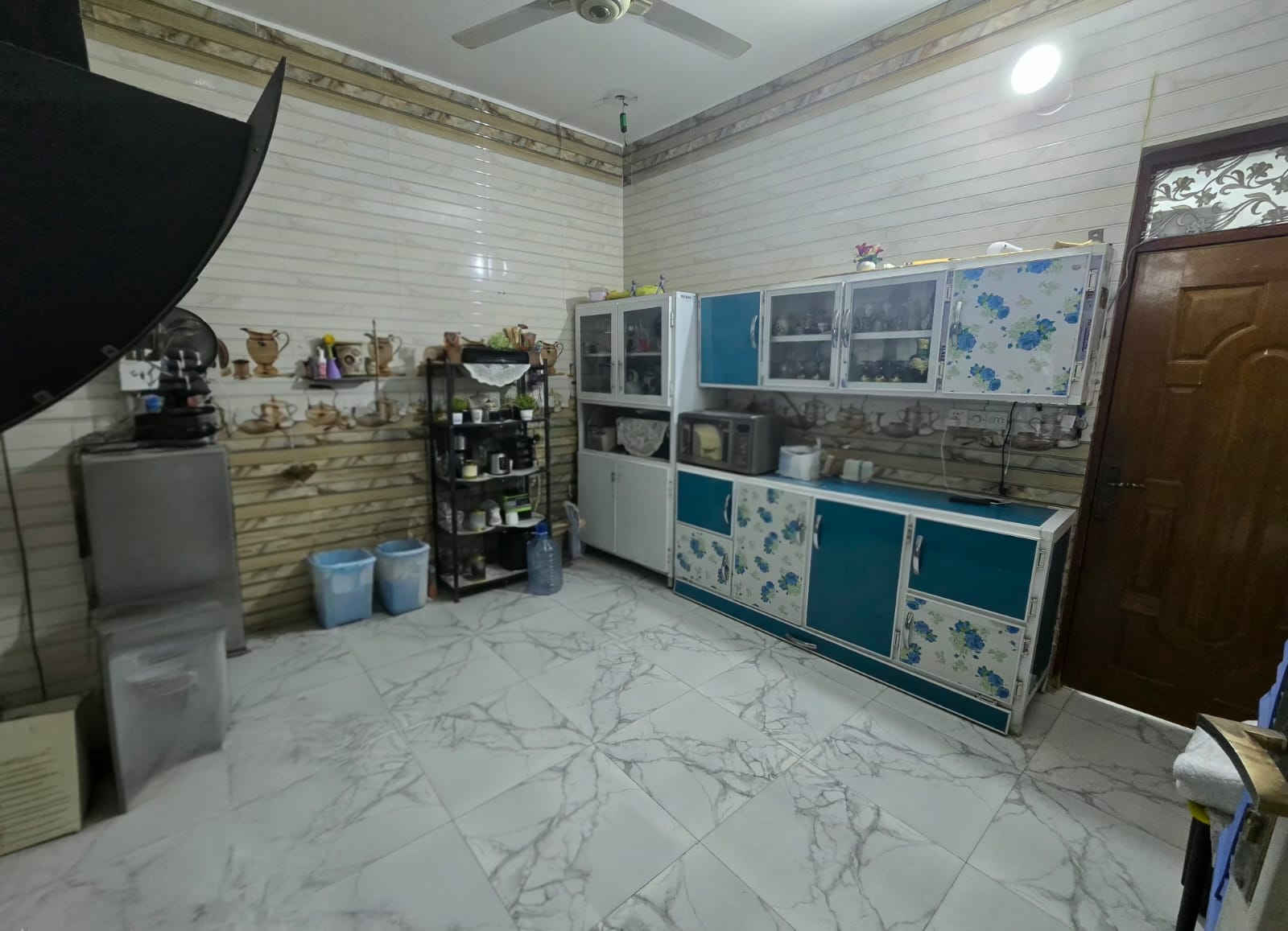عيني بيت للبيع مساحه 105طابق واحد طارمه +حمام خارجي +استقبال +مطبخ+صاله+منور حمام+غرفه نوم  البيت بناء 2020 موقع البيت ناصريه شارع السفينه  شارع قبل المكصب  عرض الشارع 12 متر سعر البيت 125💰 وقابل للتفاوض ***********☎️***********☎️
