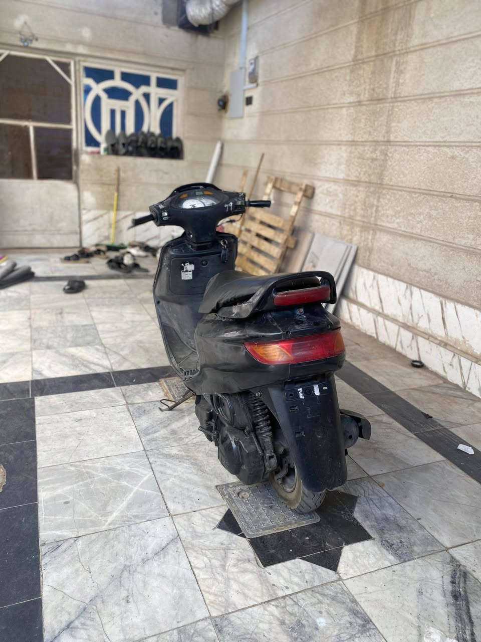 دراجه فراشه حلوه ونضيفه مامفتوحه الدراجه مكينتهه ناعمه وكلشي شغال بيهه من الطول للطول نكره سلف اشاير بكلايت لايت عالي ناصي قفال ستيرن  لاتنقيص ولاتبخير الدراجه كامله من الطول للطول دراجه تخبل سعرهه 425 وبيهه مجال حك الجيه عنواني بصره الحكيميه رقمي ***********
