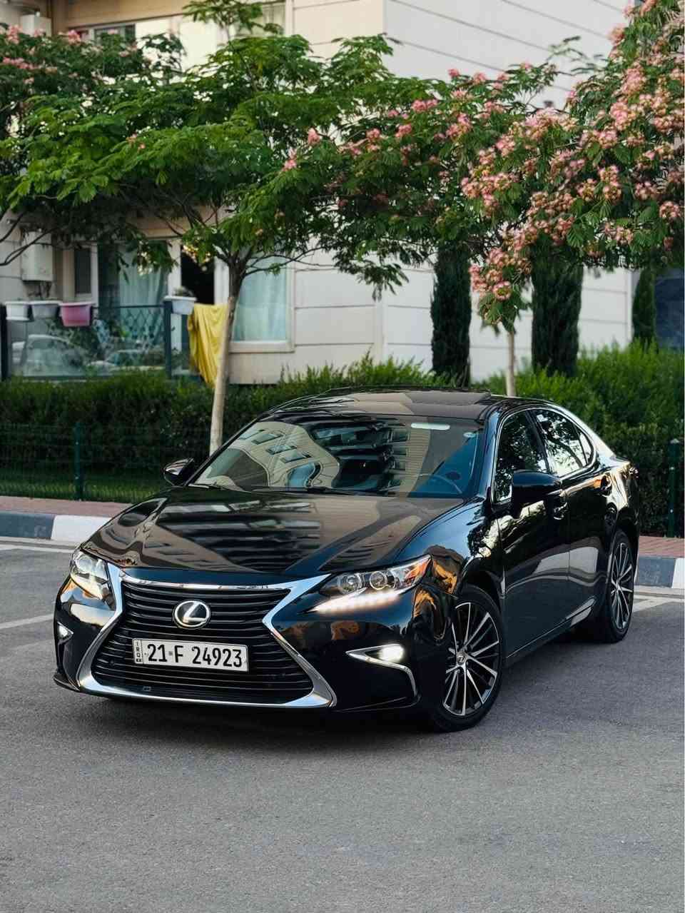 Lexus ES350 2016 
فول مواسەفات 
سڵاید،بەسمە
حاسە پێش و دوا 
کامێرە 
کوشن جلد خەزن 
سەیارەکە زۆر جوان و تازە ماوەتەوەو بە هەیکەلە 
١ پارچەی بۆیاخە بێ ناوگرتن 
گێڕ و مەکینە بەشەرت نەکراوەتەوەو نە گۆڕاوە 
١١٠ هەزار ڕۆشتوە 
نرخ:١٧٨
*********** السليمانية, العراق
