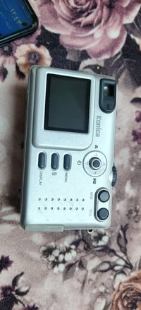 كاميره للبيع شغال بس يردله باريات السعر 10الف 07503902972