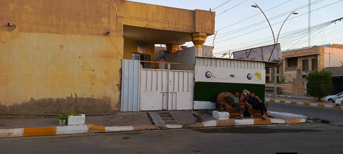 السلام عليكم بيت معروض للبيع المساحة ٢٠٠متر 
بناء قديم 
طابق واحد 
البيت مقسوم اثنين 
ركن على شارعين
مقابيل مجمع عمر الراوي 
مقابيلة حديقة أو مولد 
أو قريب على الخدمي 
سعر ٢٣٠ مليون أو بي مجال 
للتواصل ***********
