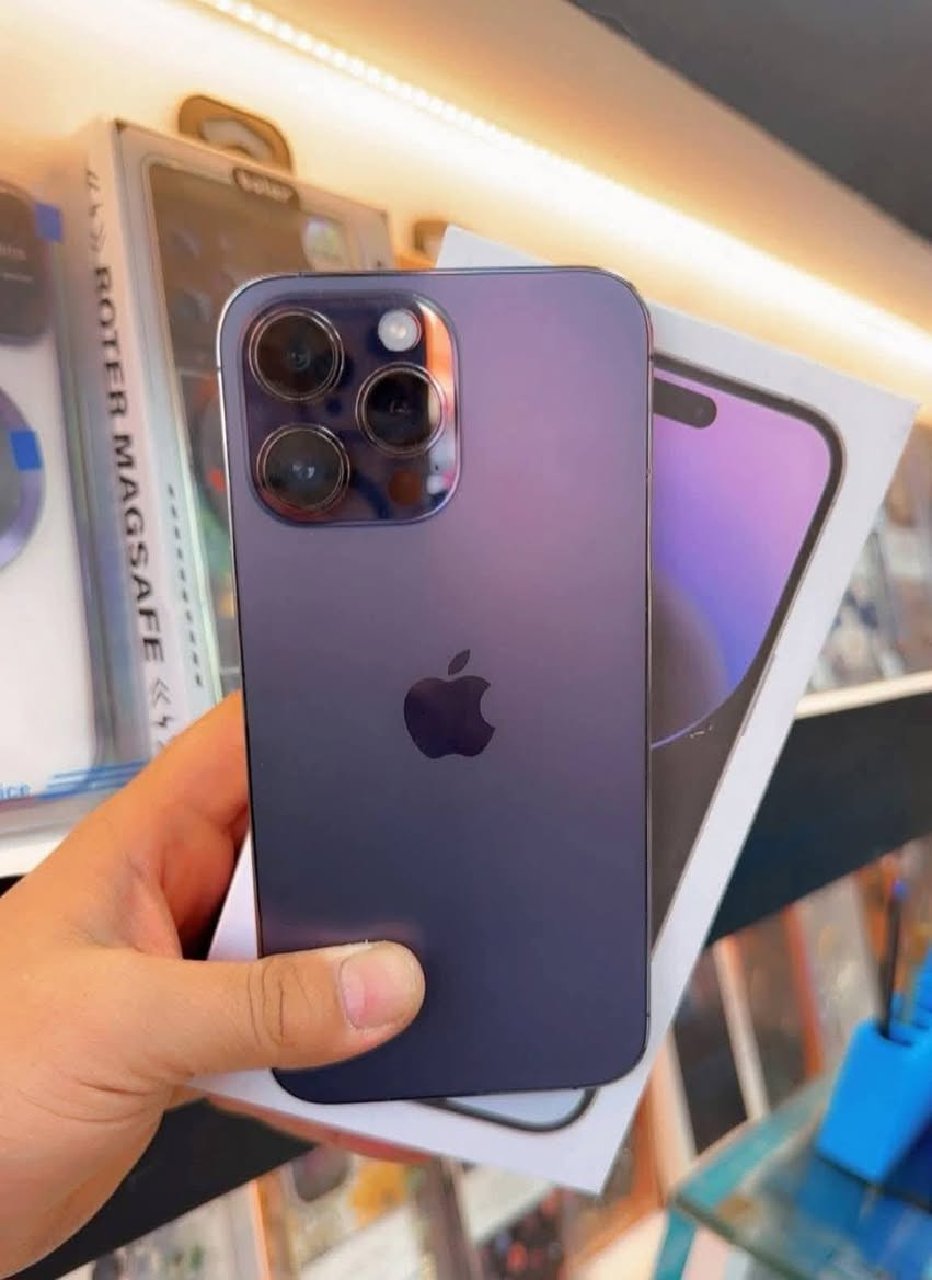 السلام عليكم 
14برو ماكس
الجهاز كلش نضيف مثل ما موضح بالصور
كيبل مالته الأصلي
كارتونه مطابقه
شرق اوسط AAA
بطاريه 90
السعر 900
*********** عمارة, ميسان
