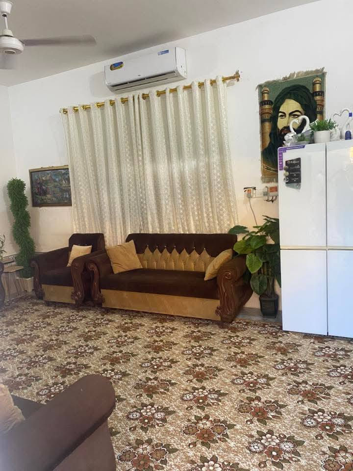 سلام عليكم بيت البيع ديوانيه دغاره قرب جامع كبير تجاه حسينيته الصدريه مساحة البيت 200متر مكون البيت من استقبال وصالة وغرف أثنين ومطبخ ومكشوفات أثنين رقم *********** البيت زراعي
