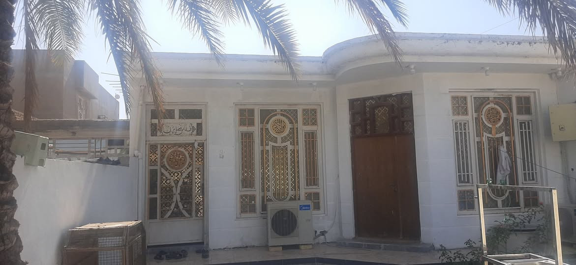 السلام عليكم دار للبيع حي الاسرى شارع سيد نور كافت الخدمات صاير على شارع تجاري ٢٠ متر المساحه 252 متر مطبخ ويستقبال وصاله وغرفتين نوم الاستفسار ***********
