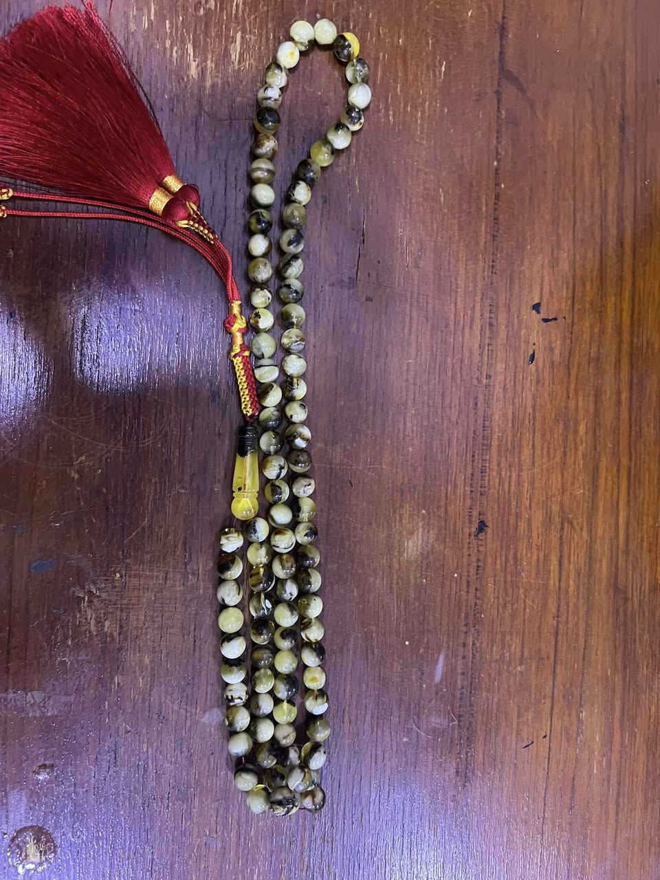 السلام عليكم اخوان سبحة كهرب شوائبي نقشة روعة وقليلة بالسوك  وزن 48 غرام 99 حبة للبيع بسعر مناسب للاتصال ***********
