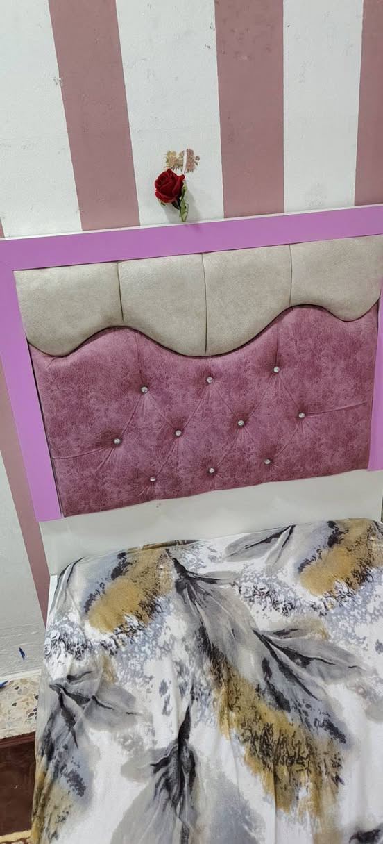 السلام عليكم.  للبيع تخت نفر واحد تركي عدد اثنين
للاتصال ***********
