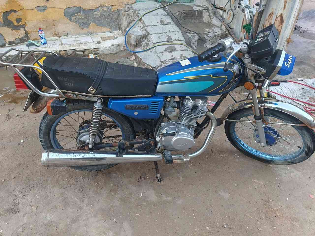 السلام عليكم دراجة ايراني رقم ل البيع
تفاصيل: مكينة نامة شلامجة بلادية ما مفتوحة
شاصي انرجي مديل 16 رقم و سنوية تحويل ثاني يوم
النضافة مثل ما موضح بل صوره
بيهة نقص سبرنك ستان وصط و السكان مزنجر انطيك واحد جديد مكانة
العنوان: البصرة ابو الخصيب 
رقم ***********
