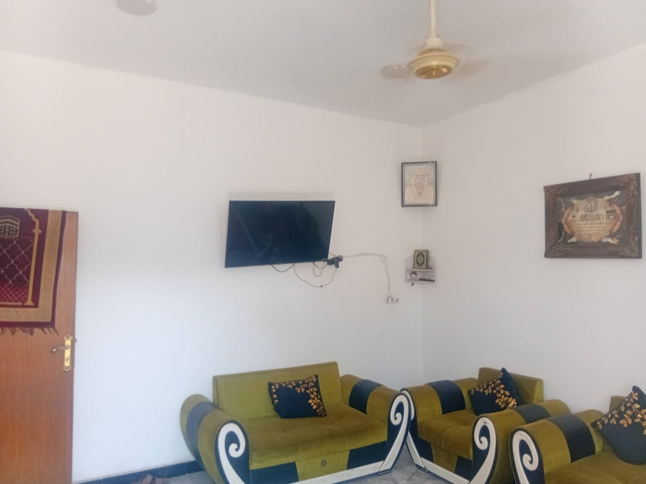 السلام عليكم بيت للبيع وره البانزيخانه حي الشهداء بناء حديث ركن م ١١٦ زراعي خدمات كامله الرباط صب ولسكف صب الاستفسار اكثر ***********
