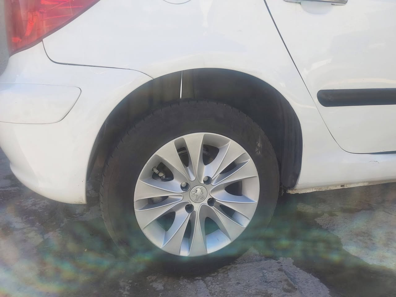 السلام عليكم 
عندي بيجو ٣٠٧ موديل ٢٠٠٦ 
مراوس ب سوبر ٨٥
شرط النظافه
***********
