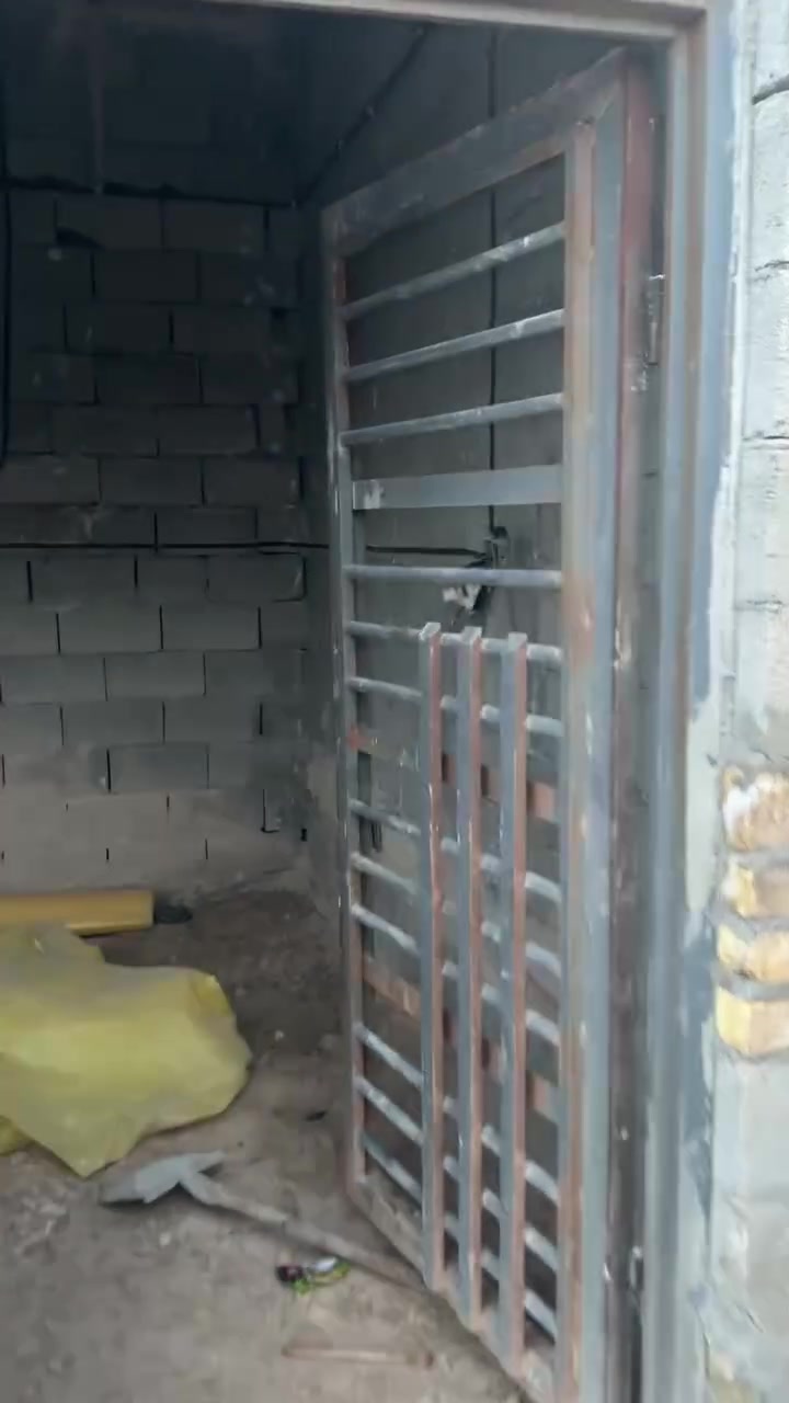 السلام عليكم دار جديد للبيع مثل ما موضح بلصور ولفيديو 240 استقبال +صحيات خارجيه وداخليه +مطبخ +صاله+غرفتين  المكان حي الحسين الجديد للأستفسار اتصل على رقم ***********‬
