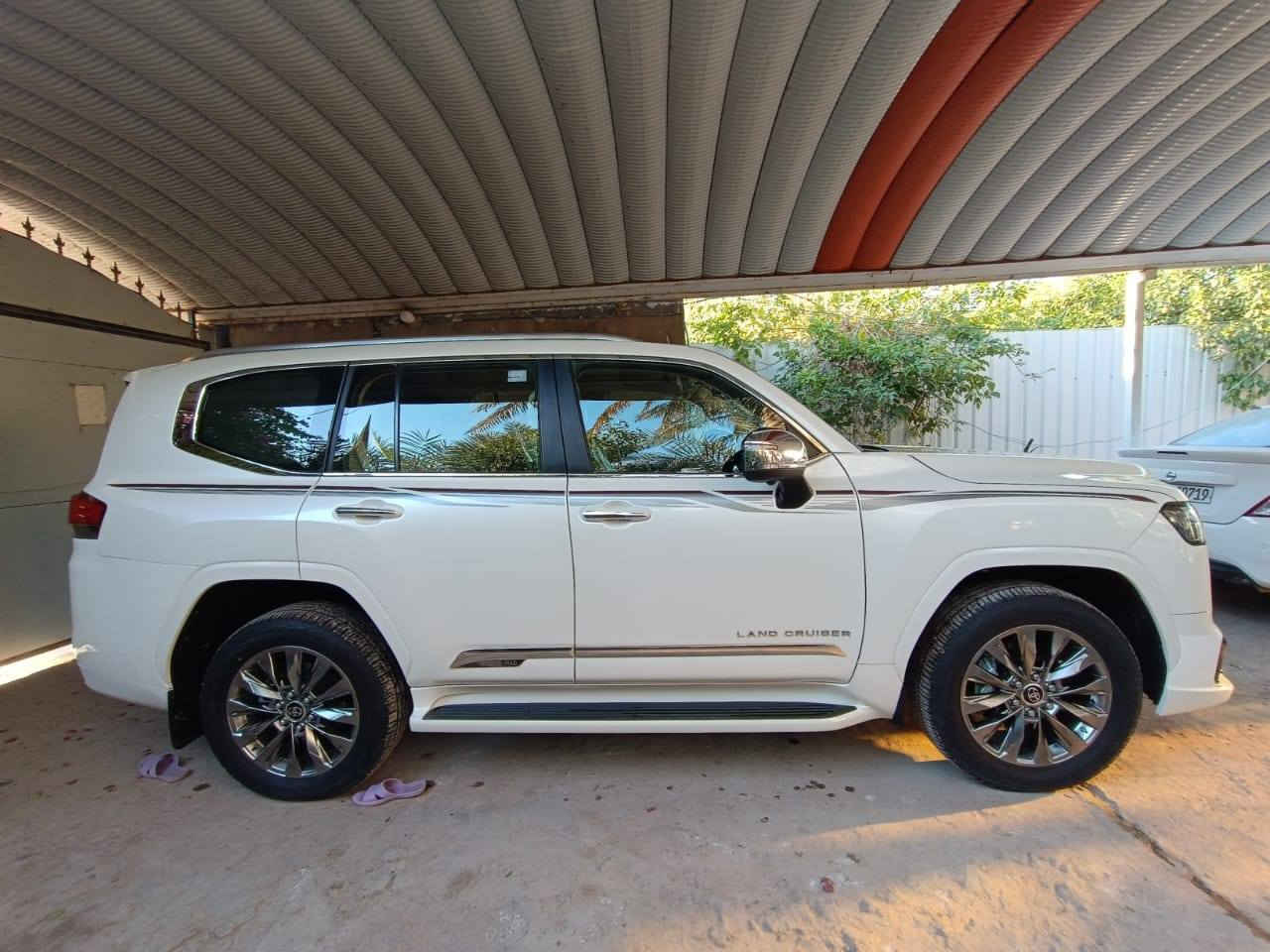 السلام عليكم 
لاندكروز 2024 ليمتد 
4 كامرات 
كراسي كهرباء 
صندوق كهرباء 
داخل صاج 
3 شاشات 
شاحن لا سلكي 
كراسي تدفئة تبريد 
تحكمات ستيرن
مثبت سرعة 
سايد بريك دكمة 

محرك 4000 
ماشية 30

السعر :685
وبيها مجال بسيط

***********
