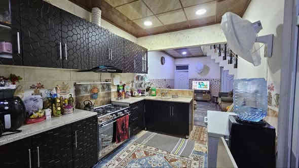 بيت للبيع السماح الاولى قرب مدرسة مكة 
المساحة ١٠٠ متر / طابق ونص
سند ملك صرف طابو الزهور شرط التحويل
البيت نظيف جداً
الموقع:(المربع الذهبي)
ط1 غرفة + هول + استقبال+ مطبخ+ صحيات
ط2  غرفة + هول + صحيات 
بسعر مناسب
اكتب تم يصلك السعر مباشرةً
***********
***********
