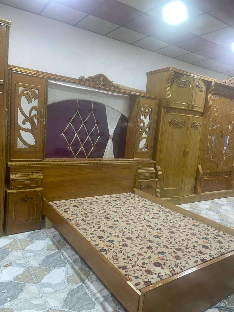 غرفه عراقيه فخمه استخدام قليل
السعر مليون ١٠٠٠،٠٠٠ العزيزيه منطقة الشباب 
للاستفسار ***********
