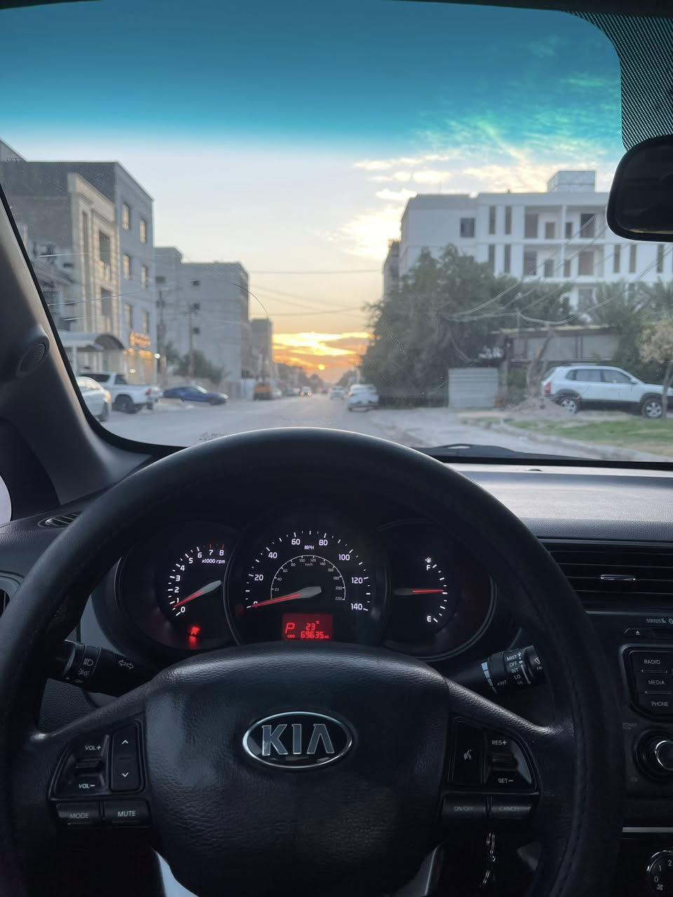 السلام عليكم
كيا ريو 2013 محرك 1600 وارد امريكي للبيع 
- ماشية 69 الف ميل 
- حادثها تبديل دعامية امامية وبارد بين باب السايق والجاملغ الامامي 
- تحكم ستيرن جهتين 
- ⁠جام كهرباء
- ⁠السيارة بيها طخات خفيفة موضحة بالصور 
- ⁠السعر 82$
- ⁠بغداد - السيدية
- ⁠للتواصل ***********
