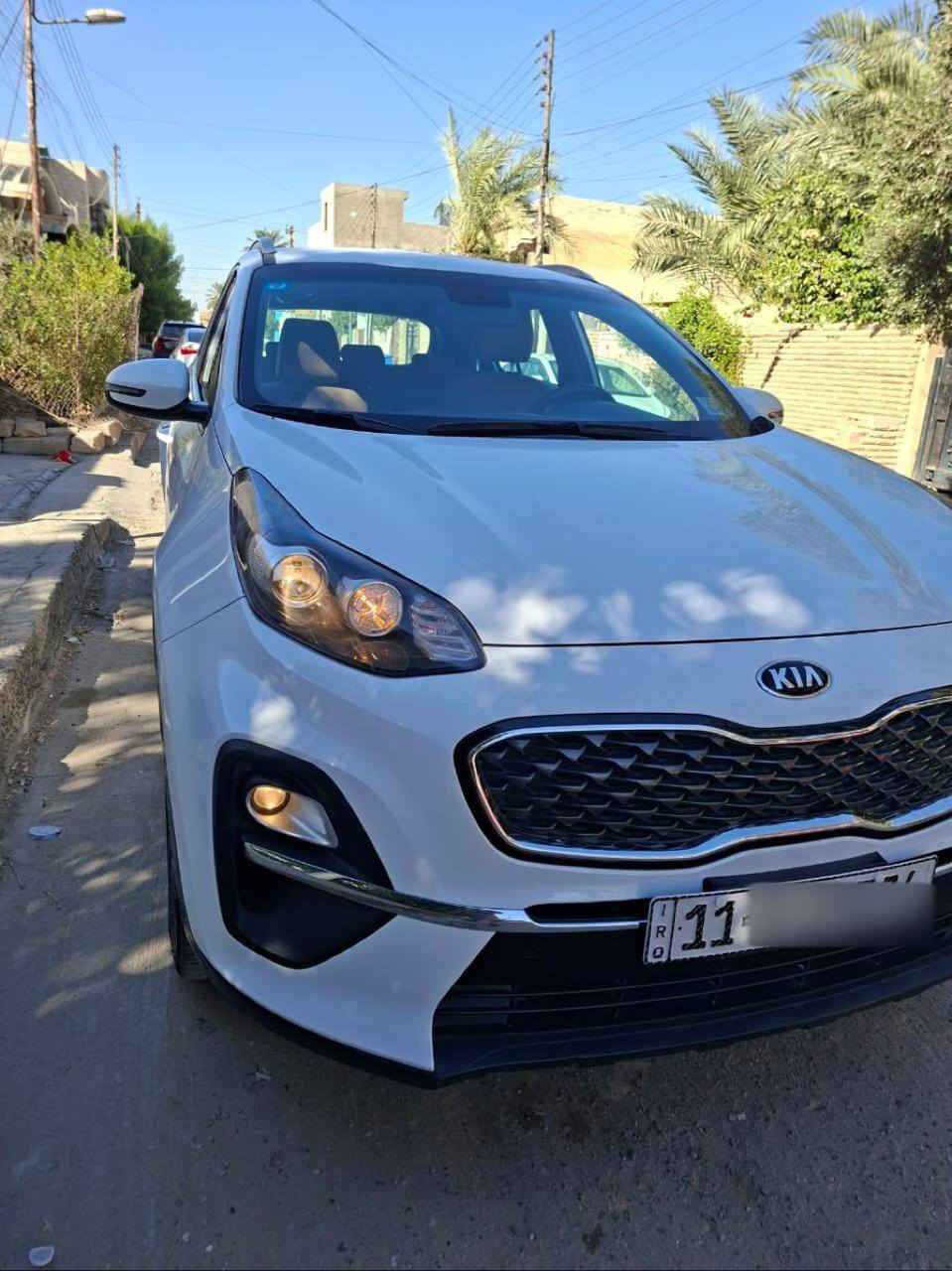 السلام عليكم.. سبورتج 2020 خليجي الوكاله الدوليه مكفوله كفاله عامه لا صبغ ولا بارد ولا شخوط ولا حالوب مابيها ضربة جاكوج.. السياره جديده جدا ومال بيت وعلى أيدي ماشيه 53  الف كيلو حقيقي.. محرك 2000 دوش وباسمي رقم بغداد الجديد وهزه جديده.. حساسات امامي وخلفي ومري شفط وتبريد قطعتين واريل نفكيشن وشاشه اصليه.. العنوان بغداد الكرخ.. السعر 203 وبيها مجال.. رقم الواتساب ***********
