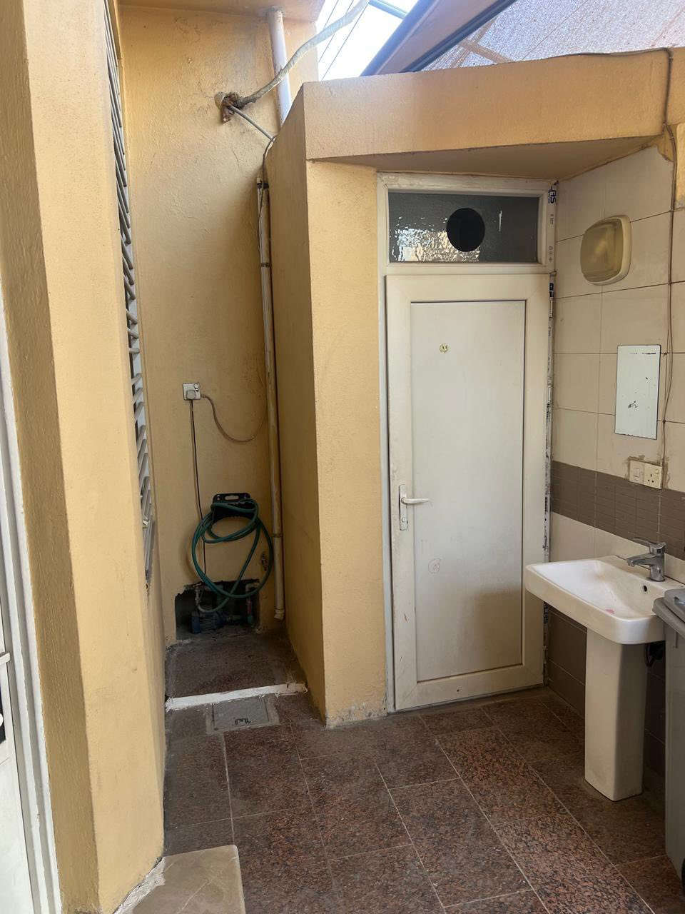 للبيع مستعجل لاغراض السفر 
100م.           5*20
البلديات حي التجار على شارع 15م
البيت كلش نضيف وجديد
يحتوي على مدخلين استقبال مع ممر
هول داخلي ومطبخ وخدمات 
غرفة نوم مع ترك حمام خارجي 
الطابق الثاني 
غرفتين نوم مع الخدمات 
الطابق الثالث 
بتونه كبيره جدا ممكن ان تصلح غرفه 
نوم 
ارضيه البيت مرمر درجه اولى 
سطح عدد اثنان 
لايوجد اي نقص في البيت 
لمزيد من المعلومات الاتصال
مكتب عقارات القناة

 موجود واتساب بالصفحة  
اي استفسار اتصال فقط  لطفآ
منردعلى التعليقات   (***********)
