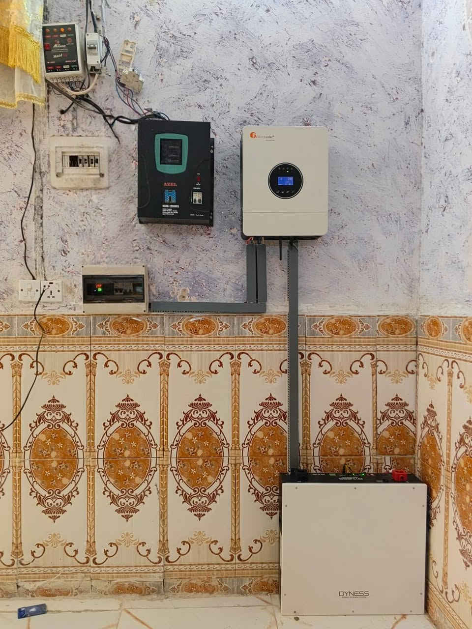 ☀️ تنصيب جديد ضمن أعمالنا المستمرة
تم بحمد الله إنجاز وتنصيب منظومة طاقة شمسية متكاملة لأحد الأخوه عباس تويلي المرمضي 📍
منظومة مصممة لتقديم أداء مستقر نهاراً وليلاً ⚡
 واعتمادية عالية:
• قدرة تشغيل نهارية: 8
• قدرة تشغيل ليلية 5
٠ أمبير 
🔧 تفاصيل المنظومة:
🔋 بطارية ليثيوم
سعة 5,كيلو
(أداء مستقر – عمر افتراضي طويل – ضمان 5 سنوات)
☀️ ألواح شمسية
عدد,,4ألواح LONGi أصلية
قدره 650 واط للوح الواحد 
(كفاءة عالية + ضمان 12 سنة)
🔄 إنفرتر 
منظم كهربائي ماركة الأصلي
🛡️ أنظمة الحماية
حمايات كاملة للأحمال + مانع صواعق + تنظيم وتوزيع أمبيرية مدروس
👷‍♂️ تم التنفيذ والإشراف من قبل
المهندس قحطان ماجد السعيدي
وفق أعلى معايير السلامة والدقة الفنية
📍 موقعنا:
الديوانية – قضاء سومر
🏢 محلات المهندس قحطان ماجد السعيدي
📞 للاستفسار والحجز:
***********
***********
✨ ثقة الزبائن هي رأس مالنا… والطاقة النظيفة اختصاصن
