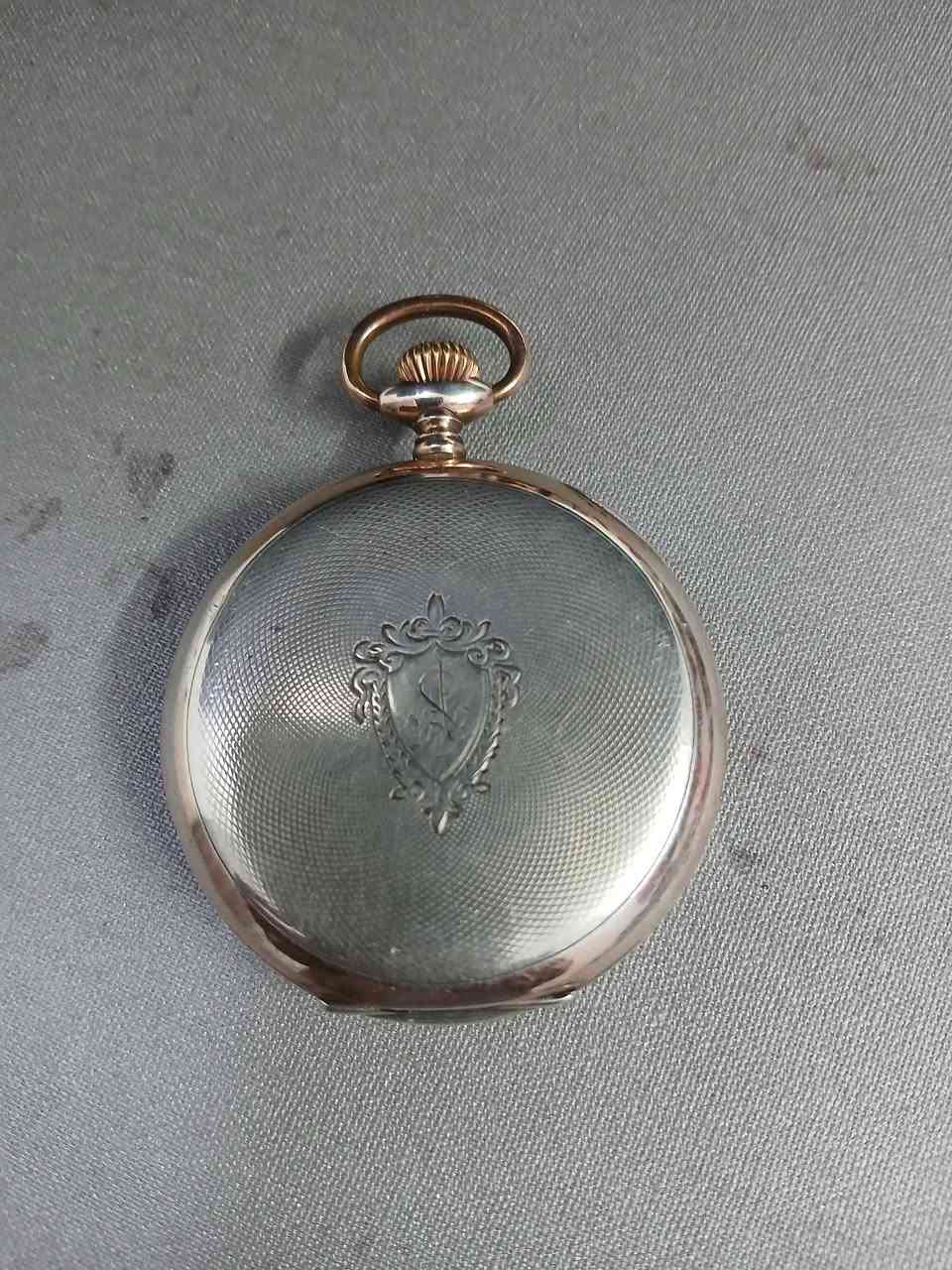 ساعه جيب للبيع فضه وذهب عيار 800 مينه سيراميك عمرهه اكثر من 100عام السعر علخاص ***********
