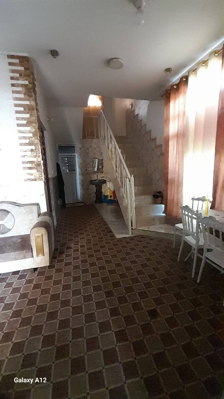 السلام عليكم 
دار للبيع طابو زراعي شارع تبليط ومجاري وكهرباء ومي بي غرفة نوم وحده وطرمه واسعه واستقبال وصاله وصحيات خارجيه وداخليه طابق واحد المساحه ١٨٠م
 📍الموقع كلشي وكلاشي الفرع الثاني قرب فلكه عبد الكريم قاسم السعر 90وبي مجال للأستفسار ***********
***********
