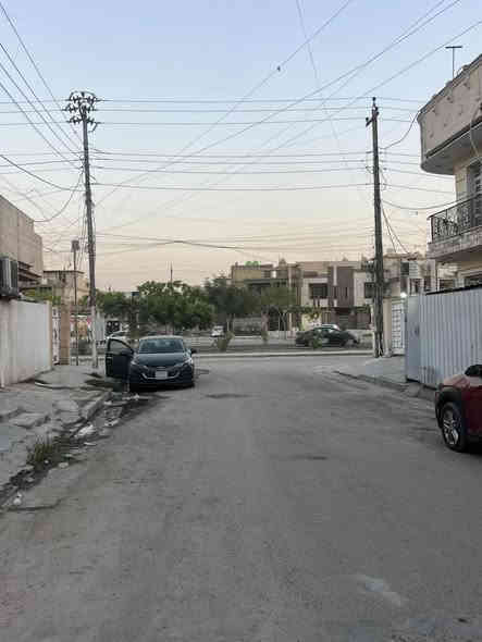 بيت 75 متر للبيع🏠بموقع مميز جدا قرب الشارع العام 

واجهه.6.25 متر 
نزال 12 متر 

ملك طابو صرف 

بناء حديث 2025 غير مسكون 👌🏼💥

يحتوي  على صاله ومطبخ و4 غرف نوم 
وصحيات عدد 3 وبيتونه وسطح 

البيت ثلاث طوابق 

العنوان :: بغداد :: حي الجهاد :: ديوان الضباط :: مجاور شقق حي صدام وقرب شارع 60 الاربع شوارع 😍

السعر والاستفسار مراسله الخاص او الاتصال *********** مكتب الشهم للعقار📞📞🏡
