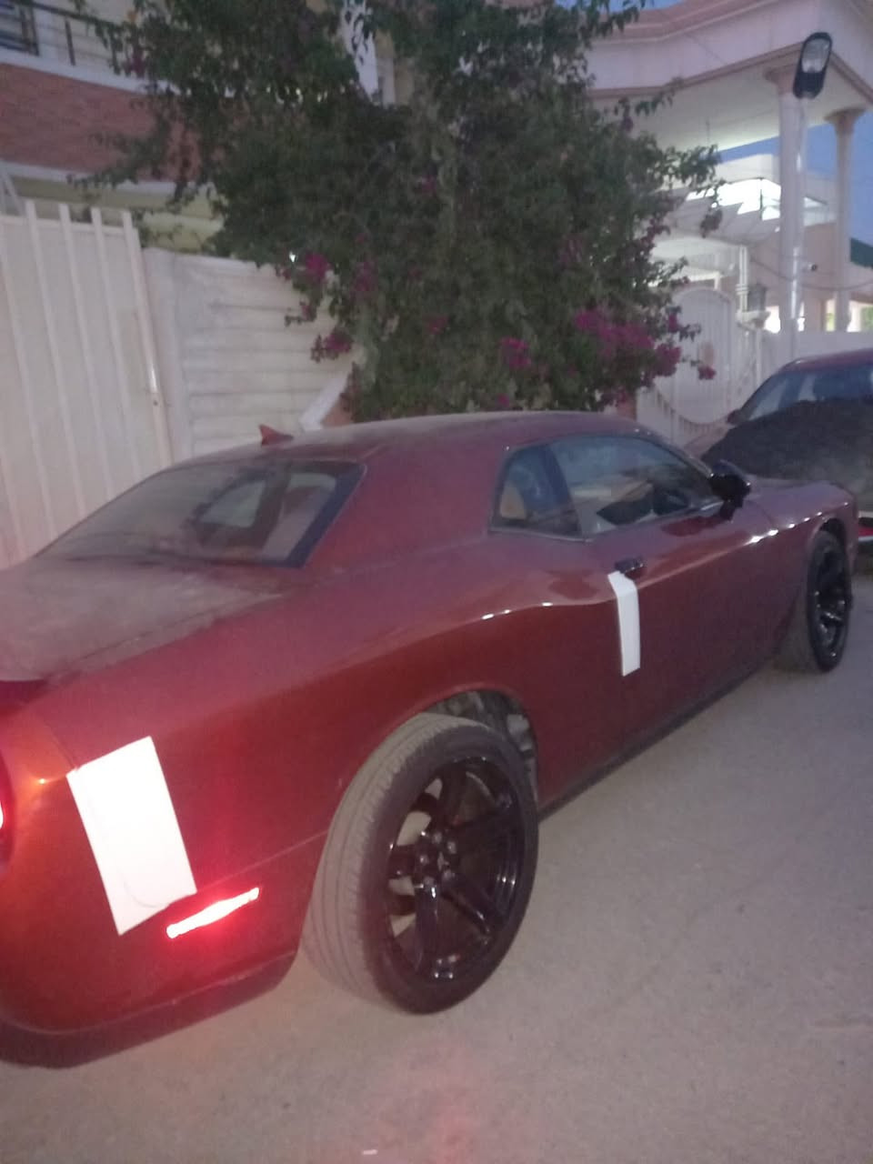 سلامه عليكم اخون عندي جالنجر SXT للبيع موديل 2020للبيع 4 قطعات بي بدون اي دواخل شاشاه جبير تشغيل عن بعد اسبورت لون مشمشي داخل جو سياره هم مشمشي تايرات جدد شديتلها سعرها اخوان 158$ وبيها  وهاي رقم ***********مجال للشراي

