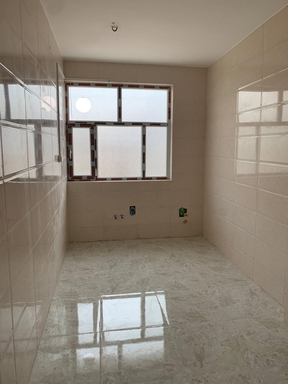 مشتمل طابق ثاني للإيجار الموقع شارع اسواق النفله مجاور مول زيتون يتكون من غرفتين ومطبخ وصحيات يحتوي على خزان ماء وگيزر وماطور ماء البناء حديث 
***********
