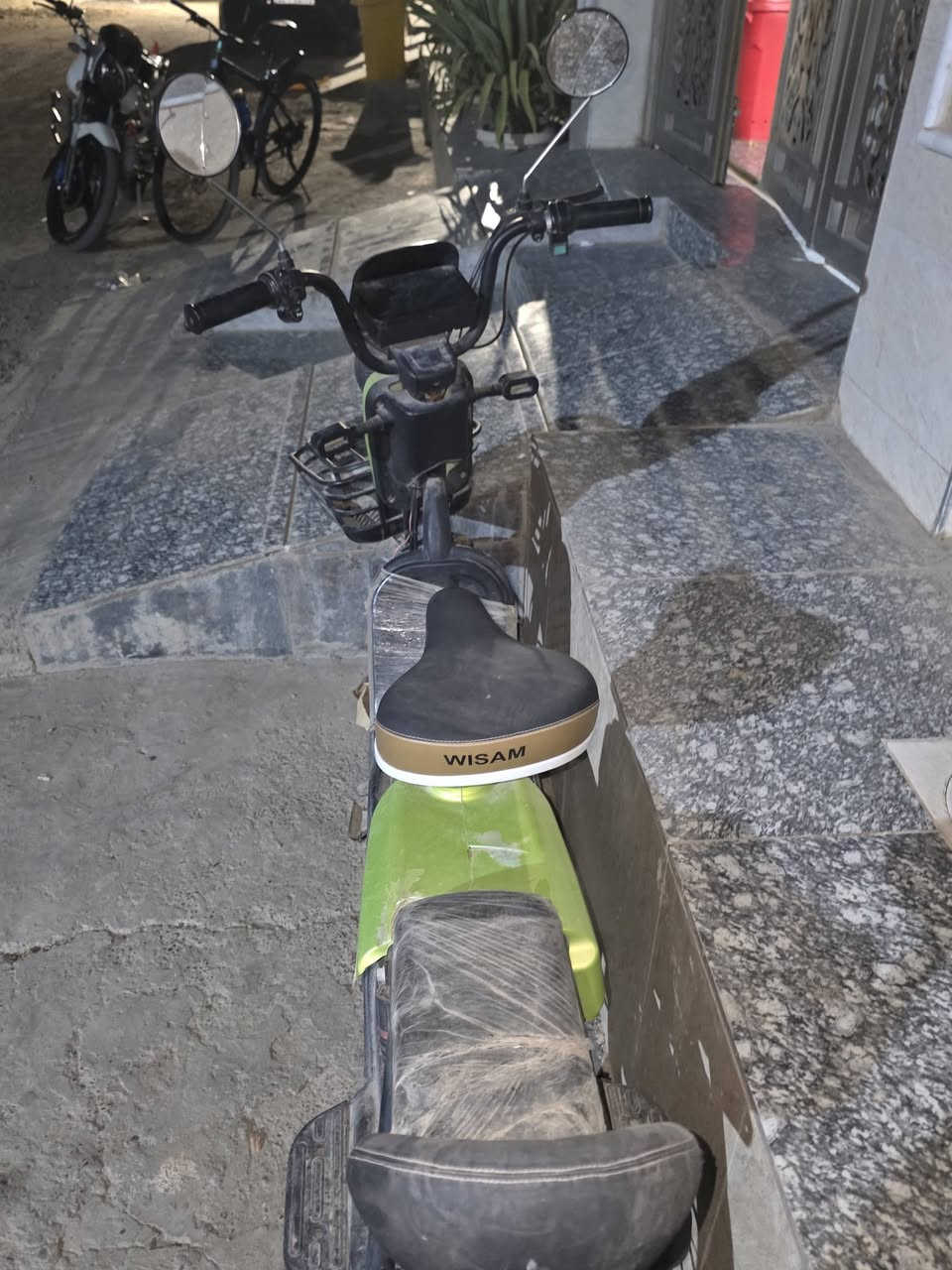 السلام عليكم،
عندي ماطور شحن للبيع، الماطور كامل وما بي أي عطل، لكن يحتاجله شوية ترتيب مثل ما موضح بالصور.
يحتاج:
واير مال البطارية.
برغي مال التاير الأمامي (بالويل).
غير هالأشياء، والله الماطور ما بيه أي مشكلة، بس صار فترة عايفه ومخزنه.
للاستفسار أو السعر، راسلني خاص. وهذه رقمي همين ***********
