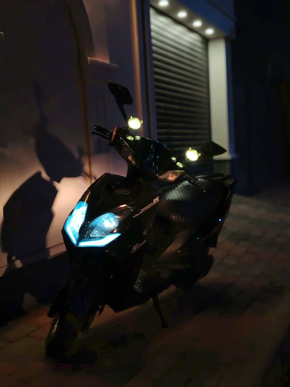 سلام عليكم 
دراجه شحن فول مواصفات 
مثبت سرعة 
لدات رماش بيها 
نضام R
اربع سرع
بطاريات عل فحص 
سرعه 99 حقيقي 60.
اشاير هورن كله شغال 
سعر 500 بي مجال الطيبين 
التواصل على ***********
