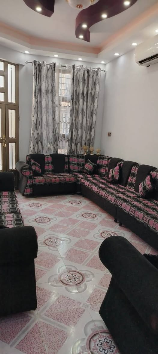 🏡 للبيع – مشتمل مميز في حي الإفراز
فرصة سكنية واستثمارية مميزة في موقع هادئ وقريب من الخدمات الأساسية.
📍 الموقع: حي الإفراز – قرب المدرسة
📐 المساحة: 125 م²
🛣️ الشارع: 15 متر
⬆️ العقار مرتفع عن مستوى الشارع
🔹 شكل العقار: حرف (T)
💰 السعر: مناسب للشاري الجاد
للاستفسار والمعاينة: 📍 مكتب الصفاء للعقار – حي الإفراز قرب جامع القريشي
📞 ***********
عندك عقار للبيع؟ نحن مستعدون للترويج والتسويق بأفضل الطرق للوصول إلى المشتري المناسب.
