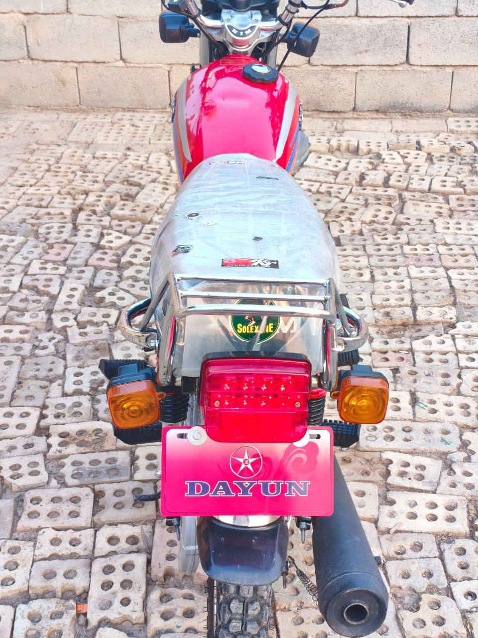 سلام عليكم دراجه للبيع نامه موديل 2025 الدراجه كفاله عامه خير من الله اوراق سكنر السعر 600 وبيه مجال  الدراجه احله من الصوره  تواصل ***********
