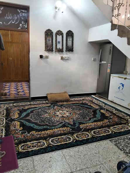 السلام عليكم بيت ٩٠ متر  للبيع طابق واحد مدخلين مدخل مطبخ ومدخل استقبال وصاله وغرفه جبيرة على عرض البيت ومنور وصحيات كامله وفوك بيتونه وسطحين ، العنوان زراعي البلديات منطقة الضباط الثانيه للاستفسار الاتصال على الرقم ***********
