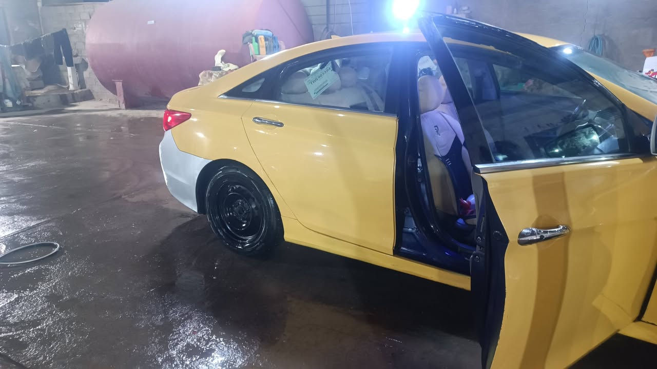 سلام عليكم
سوناتا موديل 13 محدث 14 رقم بابل الجديد 

حادثها فقط بنيد و جاملغ الايمن الباقي ليبل واحد 

مكينه شغل درجه اولى مشتغلها قبل فتره مكينتها  تيربو انسى الصرف والدونس 

كير خير من الله 

حداديه امامي خلفي جديد مبدلها

تخم تاير جديد 

باتري جديد 

غرفتها جلد رصاصي كشنات تدفئه و كهرباء الامامي 

تبريد فقط صونده مظروبه المنظومه جديده بدلتها و عفته مكملته 

سياره  مشتغلها جديد ما مخلي بيها نقص

مكاني بالحله المركز 

مصفره غرامات 

معروضه 100 وبيها مجال جدا قليل

***********
