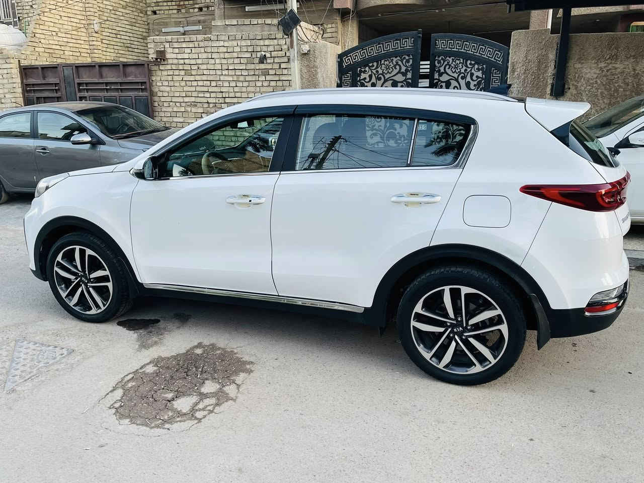 السلام عليكم
سبورتج ٢٠١٩ خليجي فول مواصفات ١/١ 
مواصفات GTLIN فول 
كفاله عامة من الصبغ والبارد 
بصمة 
بنوراما 
جنطة كهرباء 
سايد بريك بصمة
كشنات كهرباء
لايت زنون 
شاشة نفكيشن اصلية 
تبريد شاشه 
وبعد هواي مواصفات 
بيهه ماشيه ٨٥ الف رقم بغداد باسمي 
السعر ٢٠٣ بيها مجال لاتصال ***********
مكاني بغداد حي العامل
