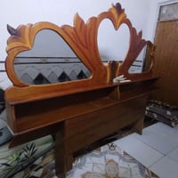 ميز تواليت • للبيع