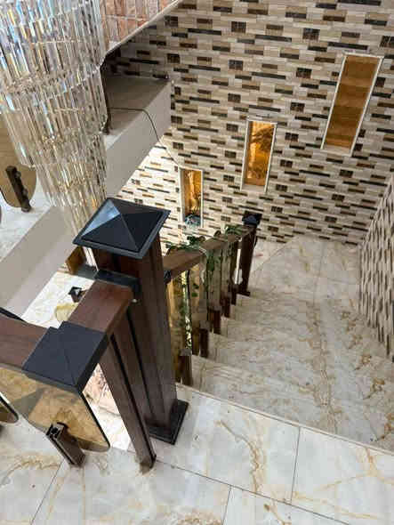 دار للبيع المساحة  250م طابو صرف 
العنوان / بابل حي الجزائر مقاطعة 89
الواجهة 12.5 النزال 20
بناء عام 2023
طابقين 
يحتوي الطابق الاول 
غرف نوم عدد 2 
أستقبال +هول 
مطبخ 
مجموعه صحية داخلية وخارجية 
**** الطابق الثاني 
غرف نوم عدد 2
هول كبير 
مجموعه صحية 
***كراج سياره 
السعر 215 مليون 
ملاحظة مطلوب للمصرف العقاري 50مليون يحول على المشتري ..التسديد الشهري 332 مليون 
للاستفسار الاتصال 
***********
***********
مكتب عقارات أبراج بابل 
عنوان المكتب بابل حي الجزائر مقابل الجسر الدولي
