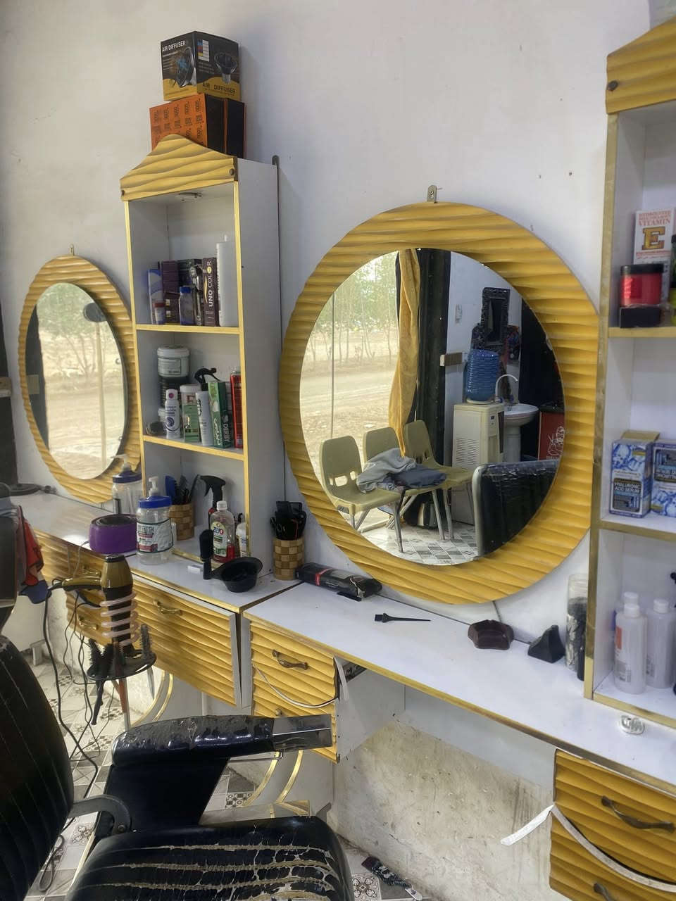 السلام عليكم ٣ مرايات٣ بارتينات مال ٣ كراسي يعني مستخدمات
نضافه 90%
بسعر مناسب 

***********
