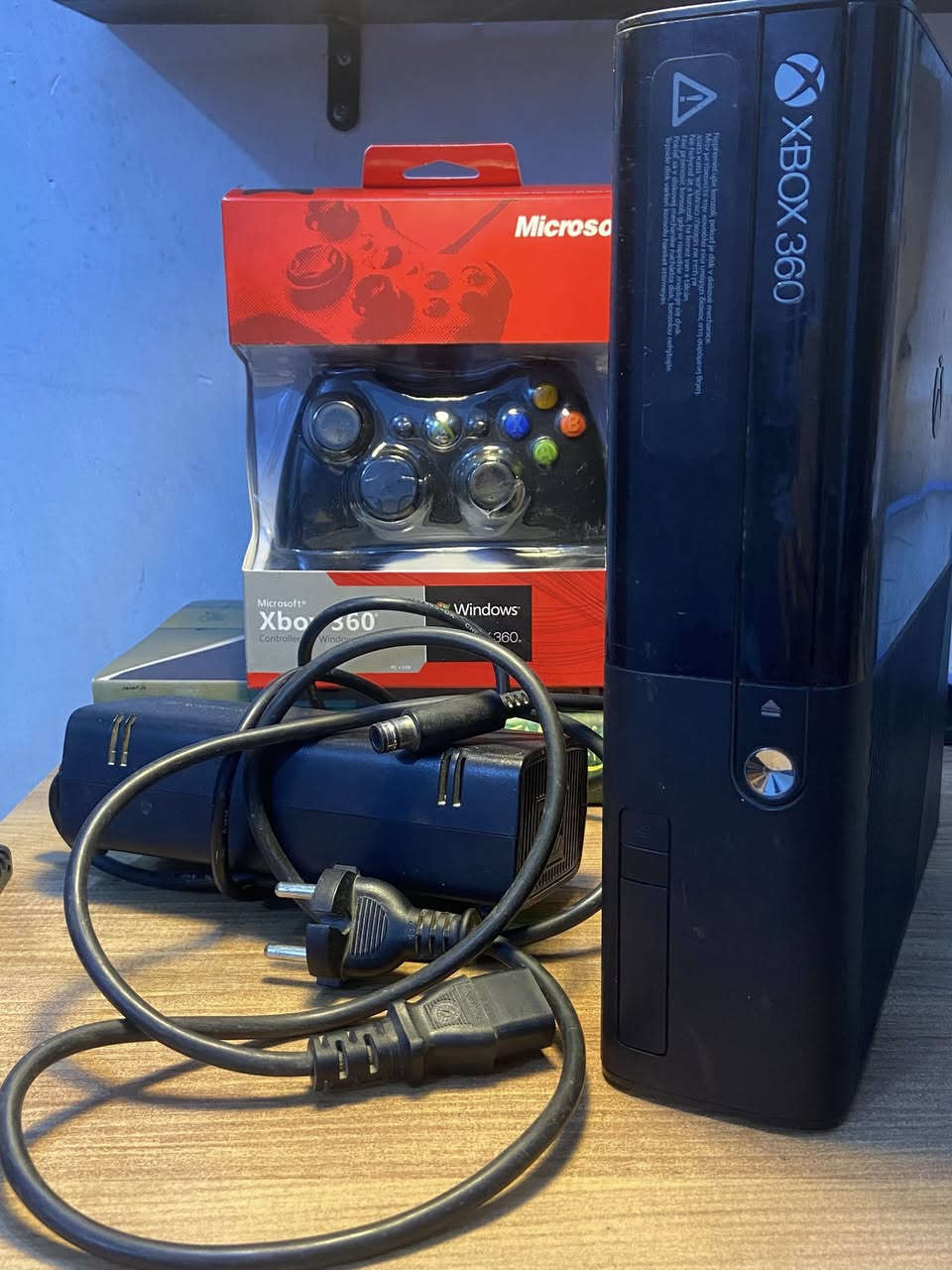 1️⃣ اكسبوكس 360 سلم (Xbox 360 Slim)
الهارد: 250 كيكا.
 شغال وبأحسن حال، بي ألعاب
 الملحقات: يده وحدة + المحولة الأصلية.
⚠️السعر⚠️: ١٣٠ الف
2️⃣ اكسبوكس أورجنال القديم (Xbox Original) نظيف جداً
 الملحقات: يدات اثنين + كافة كيبلاته الأصلية.
⚠️السعر⚠️: ٤٥ الف 
 الجهاز بيه عطل بالهارد.
3️⃣ بلاي ستيشن 4 سلم (PS4 Slim)
 النظام: أون لاين، التحديث الحالي (13.02) والتهكير ماله راح ينزل بالأيام الجاية.
 الهارد: 512 كيكا.
((العدسة يحتاجلها تبديل))
 الملحقات: يدات اثنين وحده اصلية ووحده تجاري.
 الألعاب: يجي وياه أقراص كوست اوف تسوشيما وهورايزن 
⚠️السعر⚠️: ٢٥٠ الف
4️⃣ بلاي ستيشن 2 (PS2) نظيف
 الملحقات: الكيبلات كاملة وياه.
 الملاحظة: بدون فلاش وبدون يده وبدون رام.
⚠️السعر⚠️: ٢٥ الف
5️⃣ كارت شاشة
 النوع: GTX 550 Ti (نسخة صينية).
 المواصفات: 6GB VRAM DDR5.
⚠️السعر⚠️: ٢٥ الف

الاسعار بيهن مجال بسيط
التوصيل متوفر لجميع المحافظات
عنواني الناصرية حي اور


**إذا كنت صاحب هذا الإعلان وتريد حذفه لأي سبب، رجاءا أرسل رسالة إلى الدعم الفني**