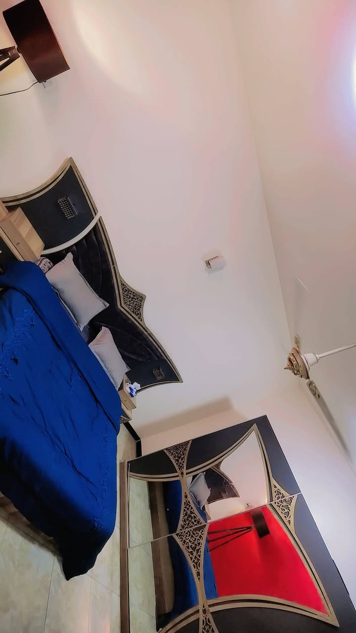 السلام عليكم متوفر شقق للايجار مؤثثه يومي باسبوعي وشهري كهرباء 24 ساعه حارس موجود مصعد موجود اي شيء متوفر بداخل العماره عنوان كراده داخل قرب جباره شربت استفسار على هذا الرقم ***********
