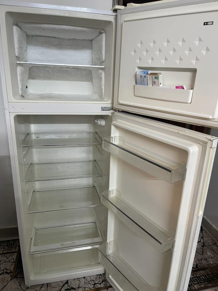 السلام عليكم   ثلاجه نضيفه مستعمله الفريز مالتهه فول للبيع مكاني الدوره الصحه السعر  175بيهه مجال   ***********
