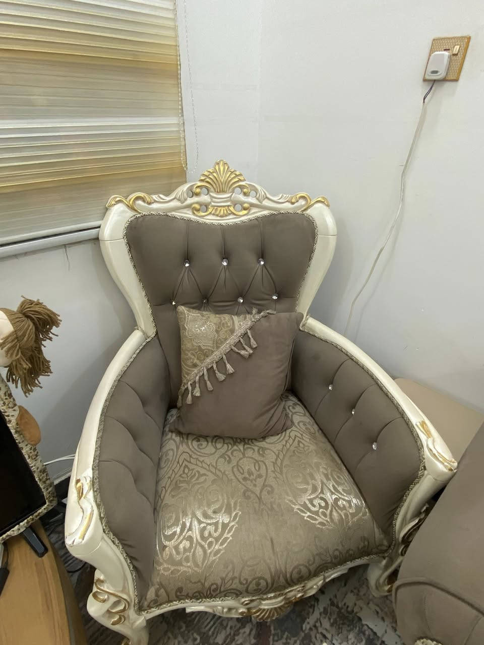 تخم قنفتين واربع كرااسي وطبلات وميز سيت كامل نضيف وفخم للتواصل ***********
