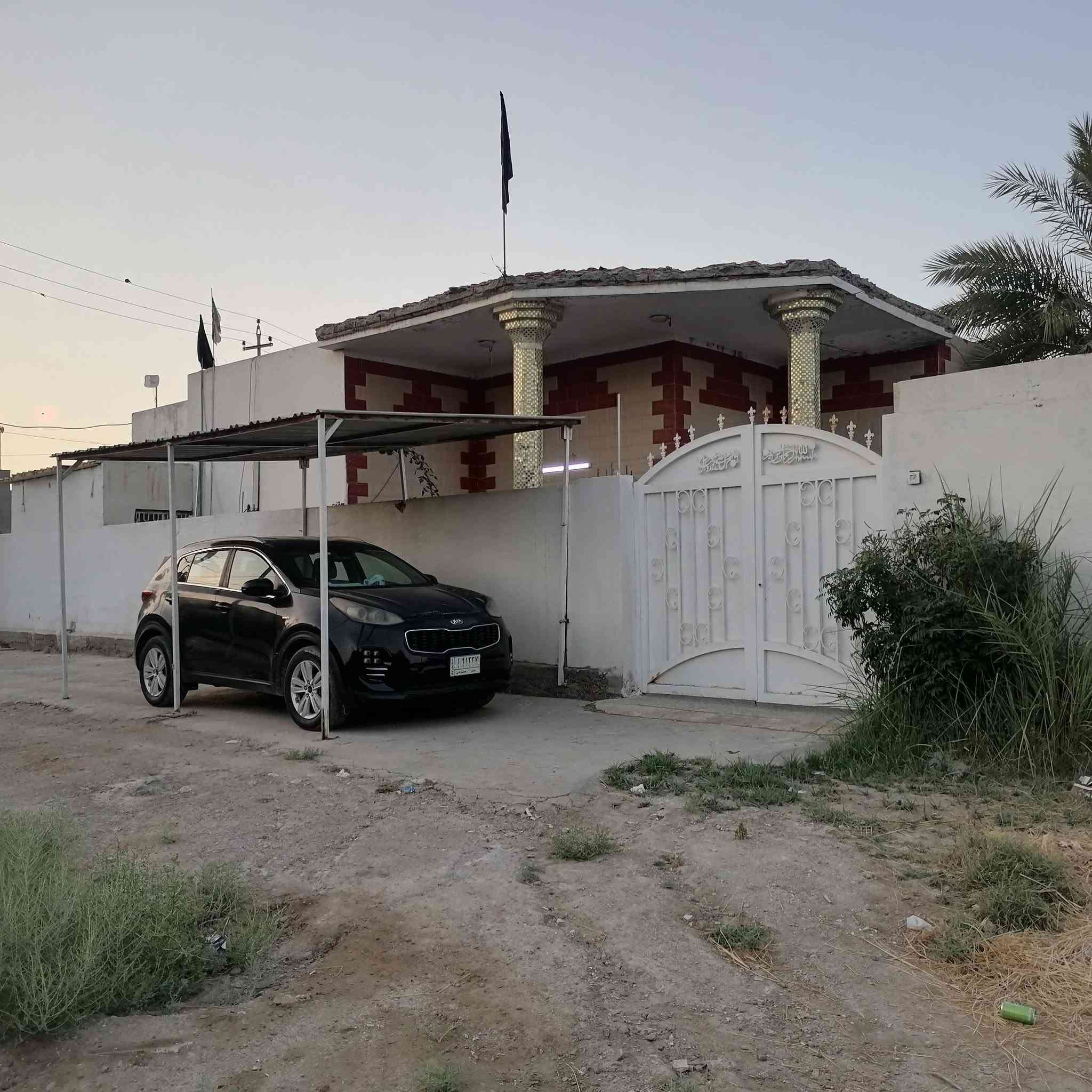 السلام عليكم
بيت مساحتة ٣٠٠ متر ركن ع ثلاث شوراع طابو زراعي سند ٢٥ طابوك سقف عكادة
يحتوي ع غرفتين 5*4 وصالة داخلية وهول 5*4واستقبال 9*4 ومطبخ بارد6*5 ومطلخ حار 4*2.5 وصحيات داخلية وخارجية ومداخلين للبيت
مكان البيت شارع سكلة فاضل الغانمي مقابيل محطة وقود الميقات
معروض ٨٠ وبي مجال للشراي فقط بيع بدون مرواس او قسط *********** ابو علي
ولله يسهل للجميع
