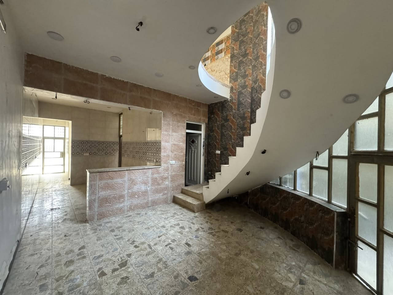 السلام عليكم 

دار 100 متر للبيع مدخلين البيت
 السعر مناسب جدا جدا 

‏حي الجهاد  (ديوان المخابرات خلف شارع 60)

بناء حديث 2021

‏يحتوي على صالة وداخل ومطبخ وخدمات  عدد2 

‏غرفين نوم  🛌 

‏للاستفسار الاتصال أو واتساب على  

‏***********
