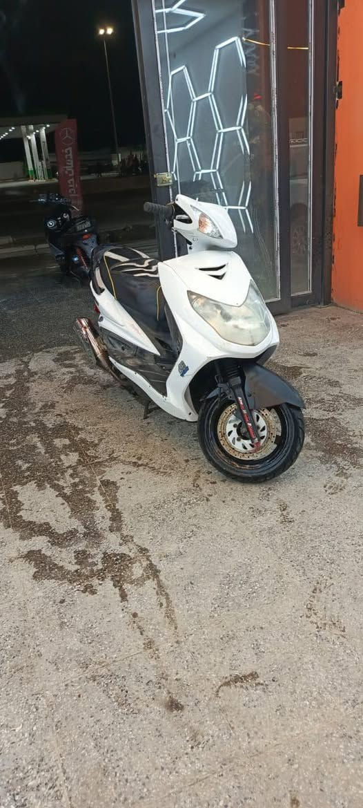 سلام عليكم للبيع دراجه سكنس فحل كابريتر مكفوله كفاله عامه خرسه ربع نكره بكل وقت دهن امزويل هسه بدلته تاخذ دراجه تترحملي السعر 600الف  مكاني بغداد الدوره شارع 60رقمي ***********
